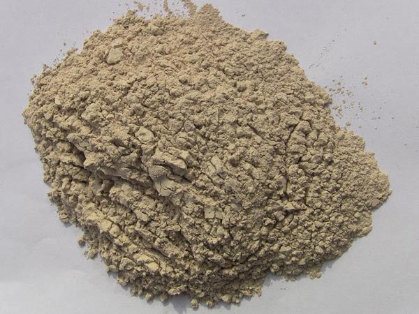 礬土性質(zhì) 礬土主要成分是氧化鋁，為煉鋁和耐火材料的主要原料。白色或灰白色，因含鐵而呈褐黃或淺紅色。密度3.45g/cm3，硬度1～3，不透明，質(zhì)脆。極難熔化，不溶于水，能溶于硫酸、氫氧化鈉溶液。 地區(qū)分布 中國鋁土礦資源比較豐富，在全國18個省、自治區(qū)、直轄市已查明鋁土礦產(chǎn)地205處，其中大型產(chǎn)地72處（不包括臺灣），主要分布在山西、山東、河北、河南、貴州、四川、廣西、遼寧、湖南等地。 投資前景 1.可用于煉鋁工業(yè)。用于國防、航空、汽車、電器、化工、日常生活用品等。 2.可用于精密鑄造。礬土熟料加工成細粉做成鑄模后精鑄。用于軍工、航天、通訊、儀表、機械及醫(yī)療器械部門。 3.可用于耐火制品。高鋁礬土熟料耐火度高達1780℃，化學(xué)穩(wěn)定性強、物理性能良好。 4.硅酸鋁耐火纖維。用于鋼鐵、有色冶金、電子、石油、化工、宇航、原子能、國防等多種工業(yè)，消防人員可用耐火纖維布做成衣服。 5.制造礬土水泥、研磨材料、陶瓷工業(yè)以及化學(xué)工業(yè)可制鋁的各種化合物。 鋁礬土磨粉制備 鋁礬土粉是選用煅燒過的熟鋁礬土礦石用雷蒙磨加工制成的細粉，粒度通常為100目-325目，在耐火材料行業(yè)得到了廣泛的應(yīng)用。通常加工的流程為先經(jīng)顎式破碎機進行破碎，然后篩分進入鋁礬土雷蒙磨或鋁礬土超細磨粉機中，進行鋁礬土粉制備，使其應(yīng)用更加廣泛。