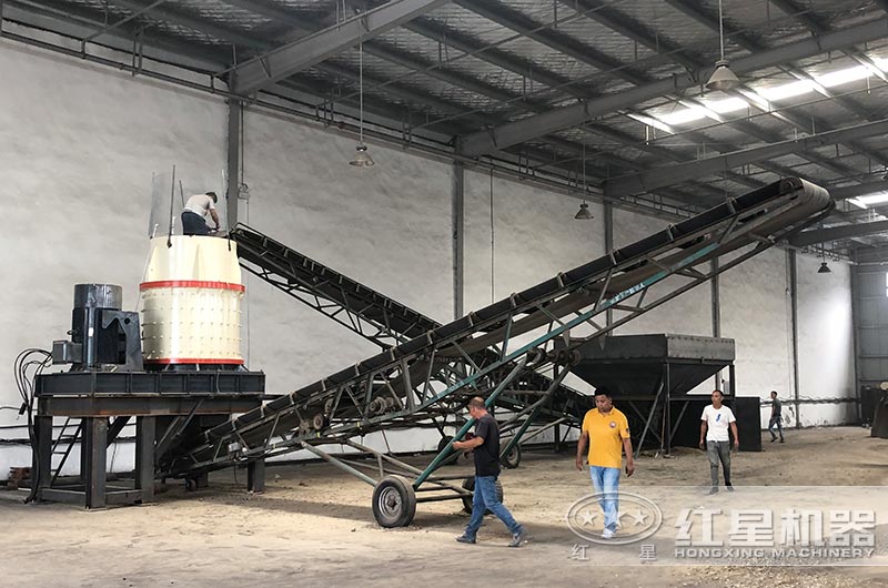 復合式粉碎機現(xiàn)場