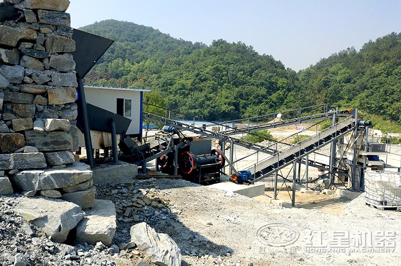 顎式細(xì)破碎機(jī)破碎現(xiàn)場，搭配制砂機(jī)使用